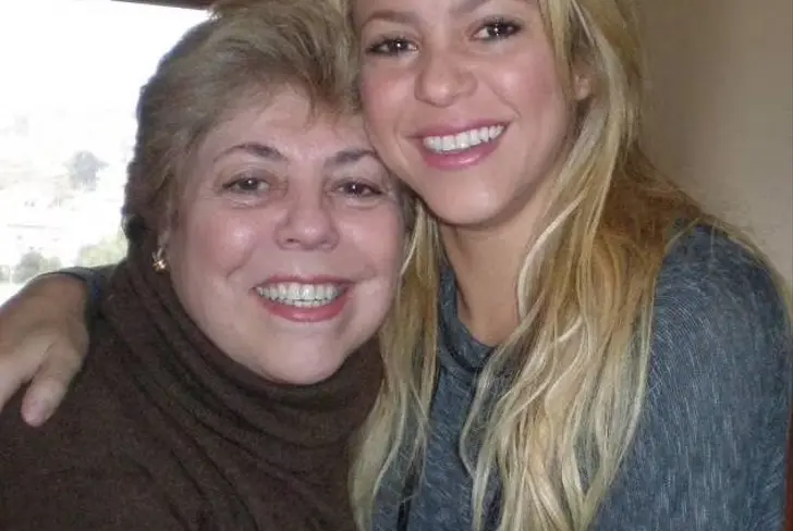 Shakira y su mamá Nidia Ripoll. Imagen tomada del universo