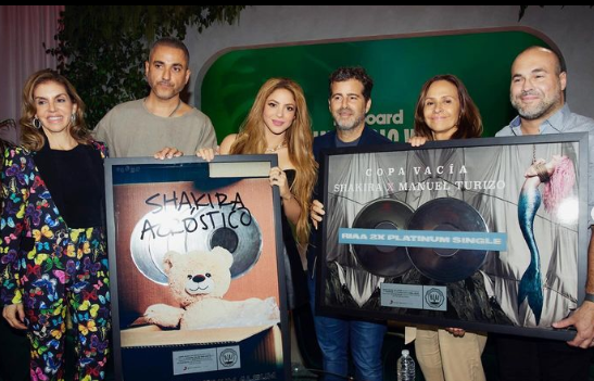 Shakira y sus discos plateados. Imagen tomada de Instagram