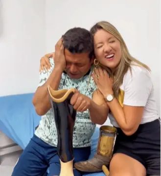 Daniella Álvarez mientras le da la prótesis a Luis. Imagen tomada de Instagram