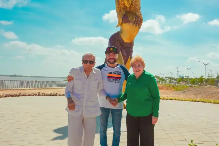 Papás de Shakira recibiendo la estatua.