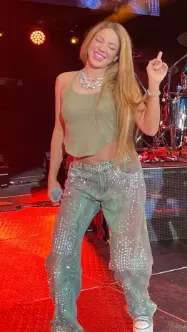 Shakira y su look en el concierto de Carlos Vives.&nbsp;