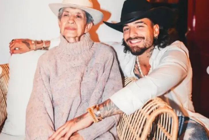 Maluma y su abuela en navidad 2023. Imagen tomada de Instagram