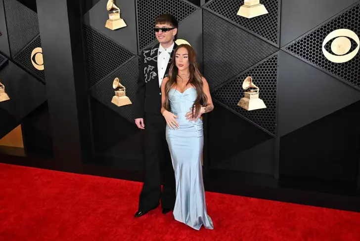 Peso Pluma y Nicky Nicole en los Premios Grammy 2024. Imagen tomada de El Comercio Perú