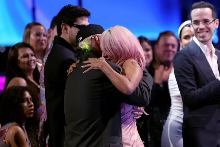 Feid y Karol G abrazados en los Latin Grammy 2023. Imagen tomada de Semana.com