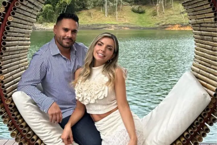 Sebastián Caicedo en su cumpleaños junto a su novia Julian Diez. Imagen tomada de Instagram