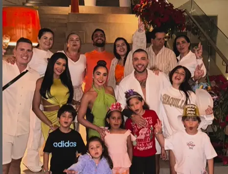 Paola Jara, Jessi Uribe y su familia celebrando año nuevo 2023. Imagen tomada de Instagram