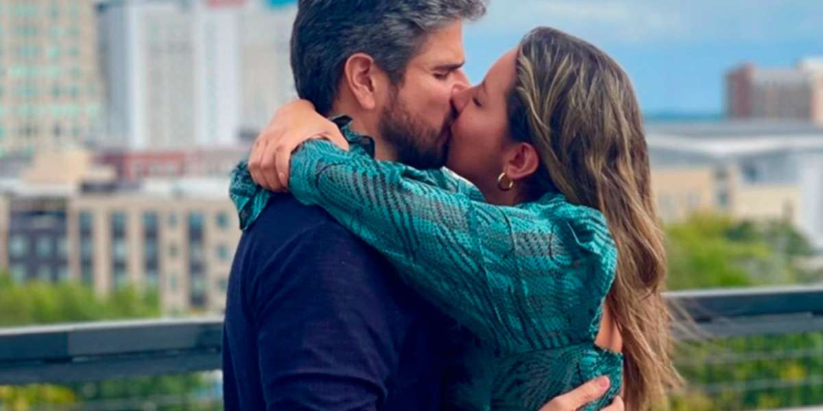 Daniel Arenas y Daniella Álvarez juntos en la alfombra de los Premios Billboard, más enamorados que nunca