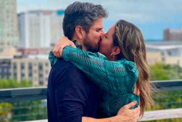 Daniel Arenas y Daniella Álvarez juntos en la alfombra de los Premios Billboard, más enamorados que nunca