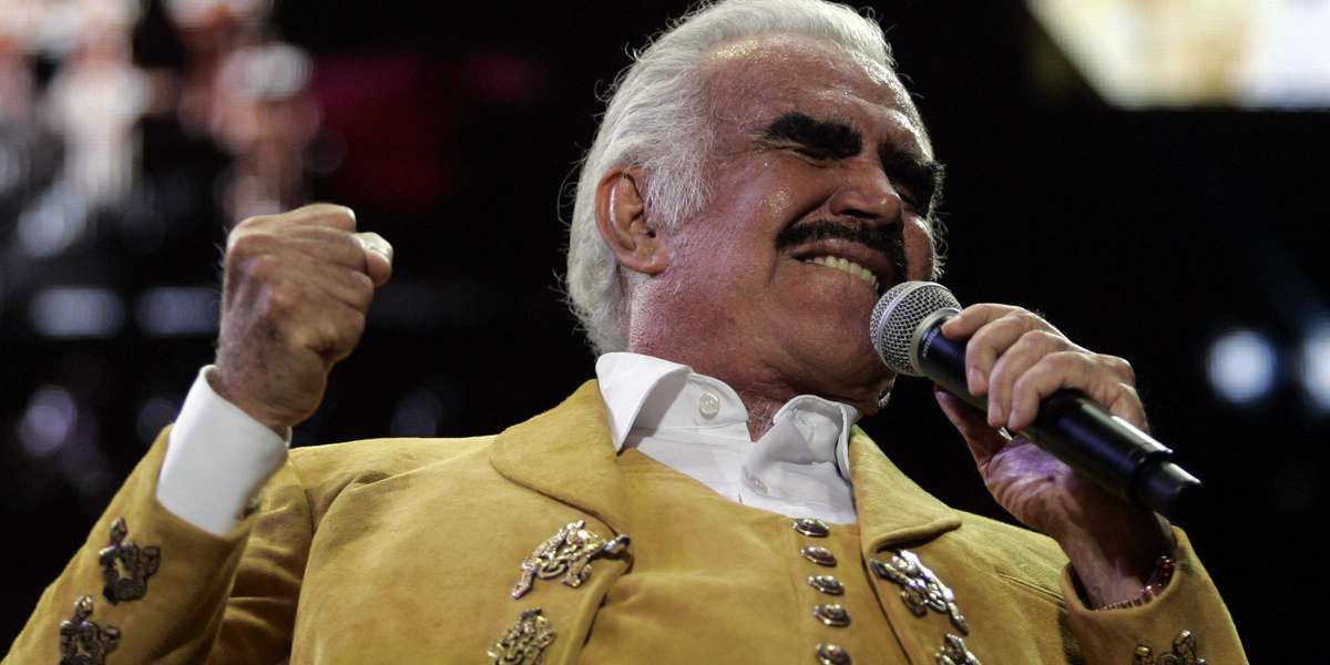 El cantante mexicano de 81 años sufrió una caída el pasado viernes en su rancho. Debió ser operado y ahora está recludio en la UCI.