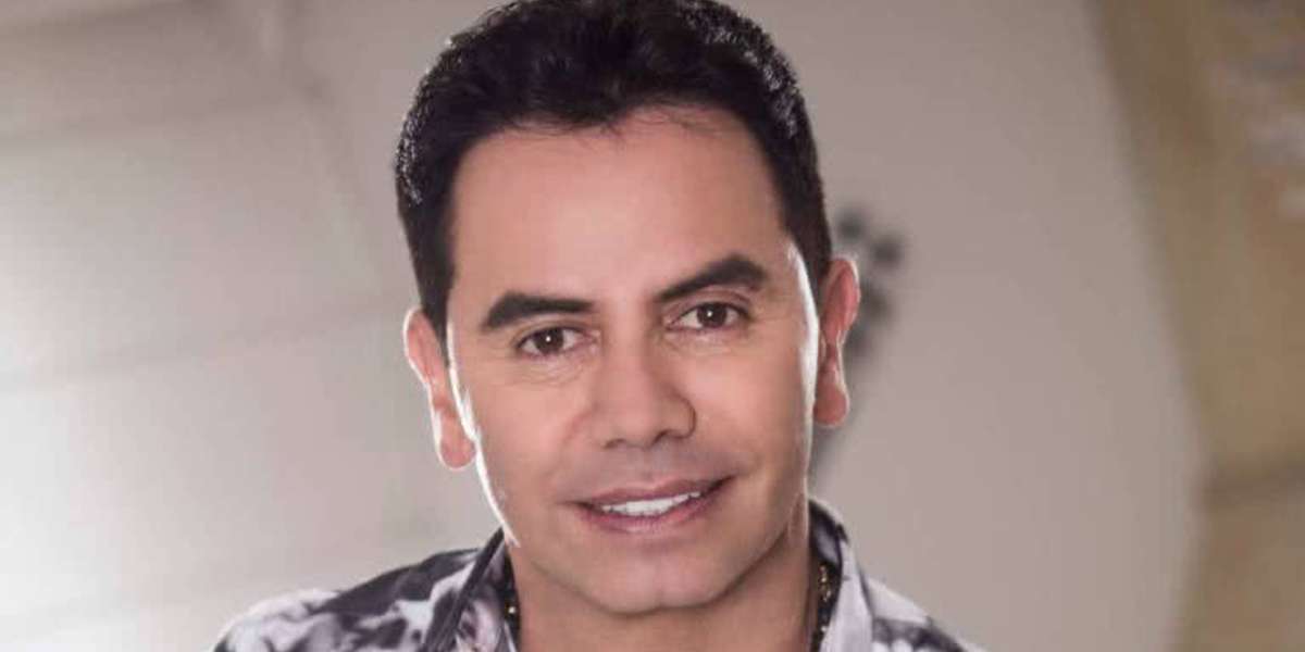 El cantante de música criolla, se puso a a través de sus estados en redes sociales.