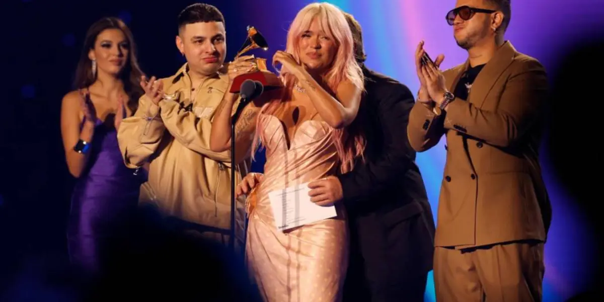Karol G recibiendo el Grammy a Mejor álbum. Imagen tomada de El Universal