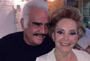 La esposa del cantante mexicano sigue hospitalizada. Médicos y familiares están preocupados por su salud.