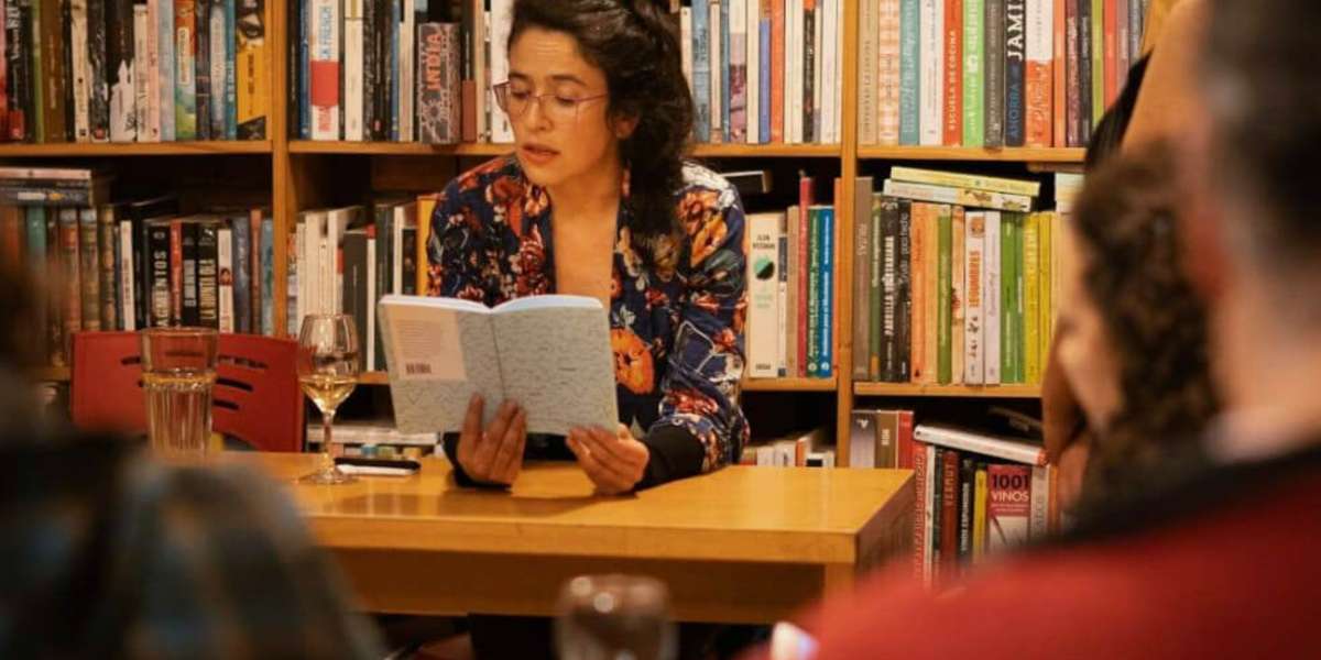“Lengua rosa afuera, gata ciega” es el libro más reciente de la poeta bogotana, el cual estará disponible en la FilBo 2022