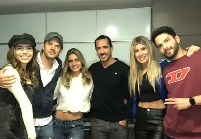 Alejandra Villafañe, novio, amigos y Sebastián Carvajal. Imagen tomada de Instagram