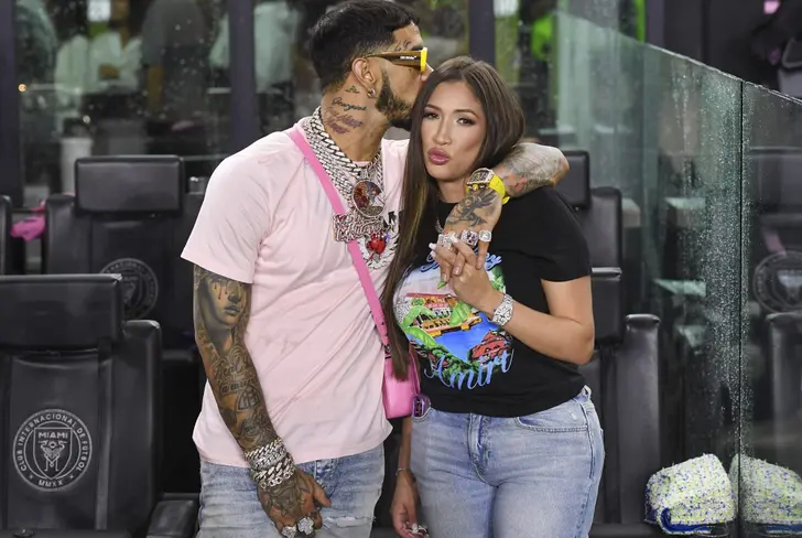 Anuel AA y Laury Saavedra. Imagen tomada de People