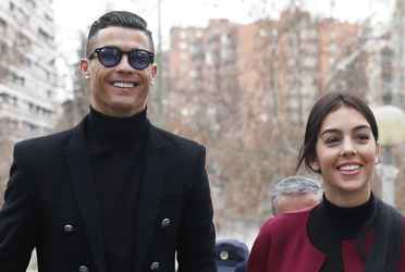 A la modelo no le importó que su suegra no estuviera de acuerdo con su boda con el futbolista y ahora está más unida a él. 