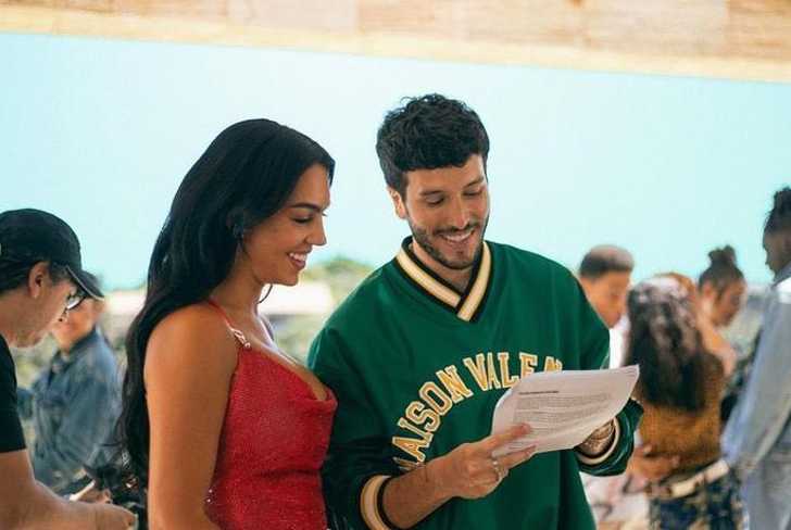 Georgina Rodríguez y Sebastián Yatra en la grabación de 'Energía Bacana'. Imagen tomada de Onda Vasca