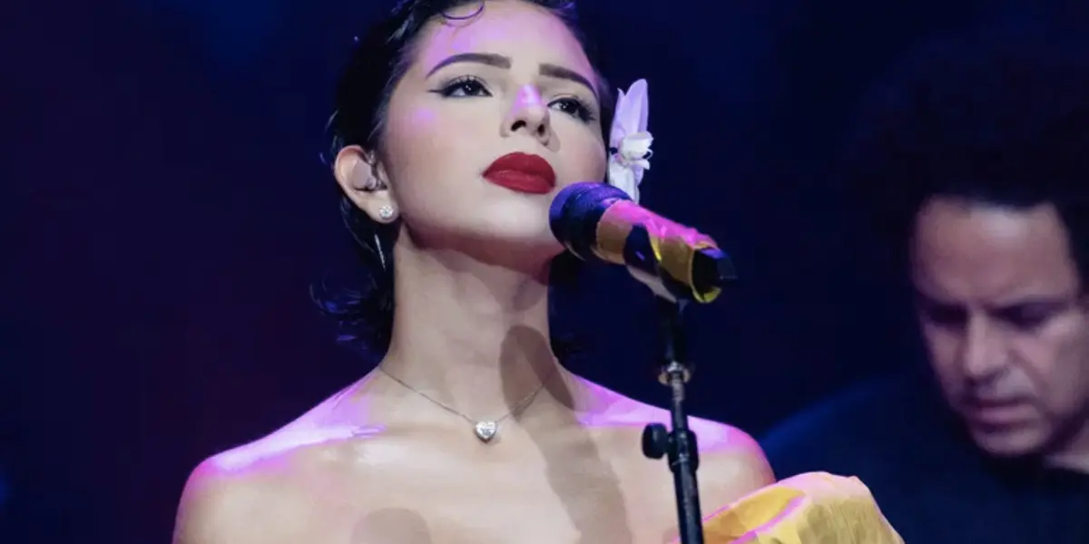Ángela Aguilar cantado (People en Español)