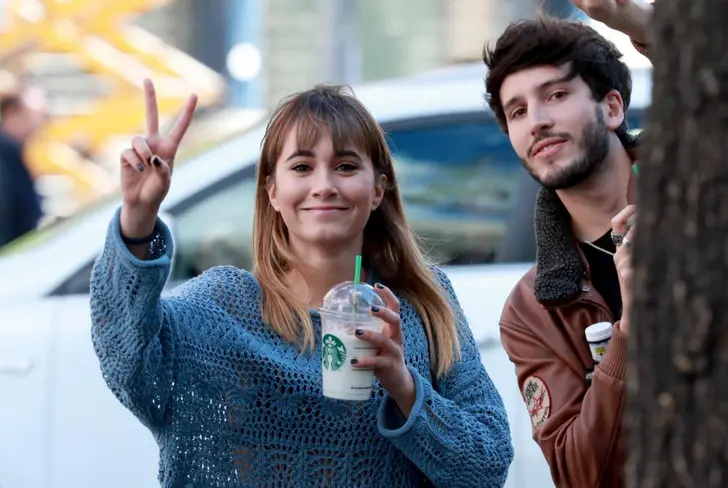 Aitan y Sebastián Yatra captados por un paparazzi. Imagen tomada de La Vanguardia