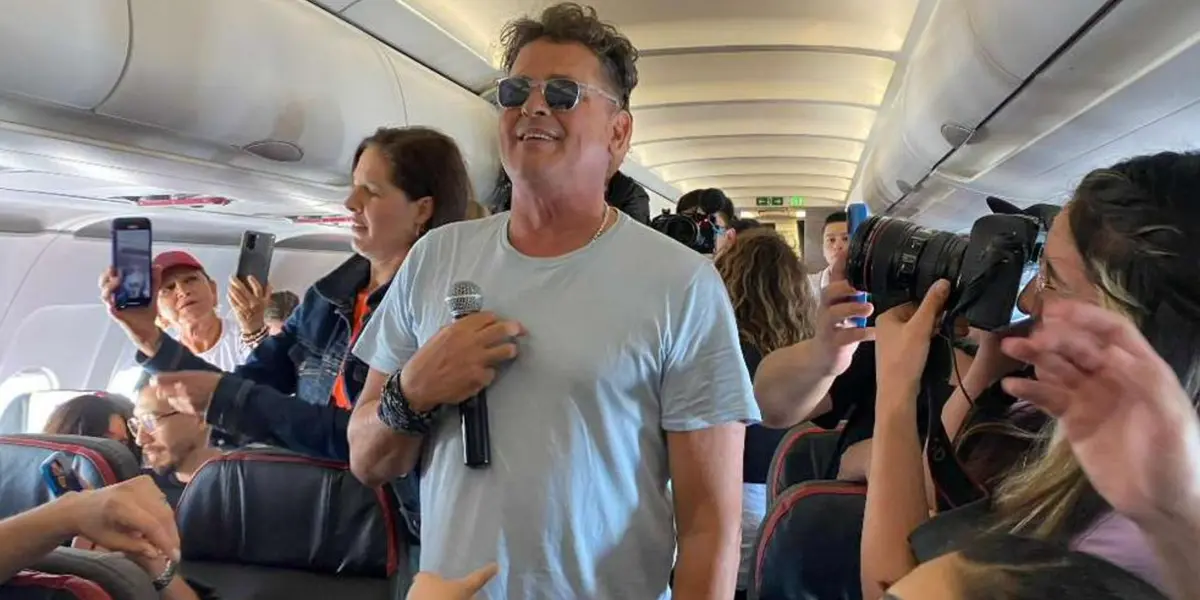 Carlos Vives dando un concierto en un avión. Imagen tomada de Pulzo