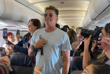Carlos Vives dando un concierto en un avión. Imagen tomada de Pulzo
