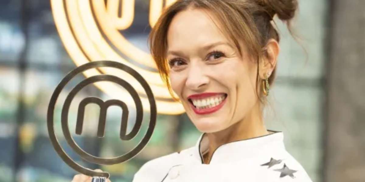 Carolina Acevedo con el trofeo de MasterChef Celebrity Colombia 2023. Imagen tomada de Canal RCN