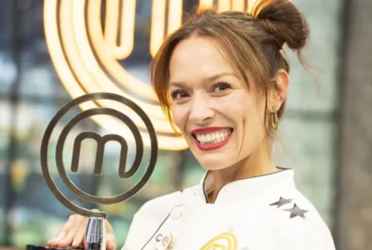 Carolina Acevedo con el trofeo de MasterChef Celebrity Colombia 2023. Imagen tomada de Canal RCN