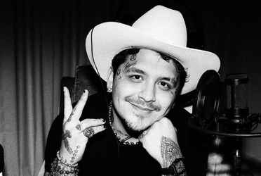 Christian Nodal es el dueño de una nueva pieza de joyería que no todos pueden costear.