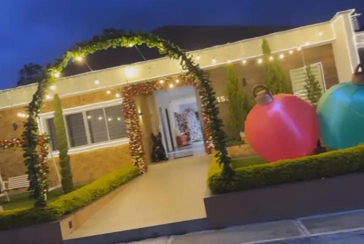 Fachada navideña de la casa de Jessi Uribe 2023. Imagen tomada de Instagram