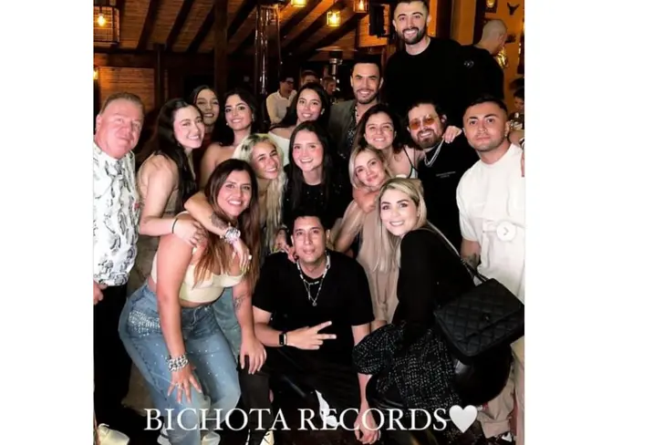 Empleados de Karol G. Imagen tomada de Instagram