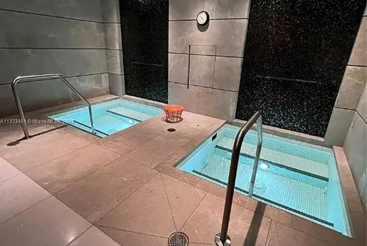 Piscina interna apto Karol G en Miami