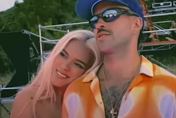 Karol G y Feid en el video de 'Que chimba de vida'. Imagen tomada de Youtube