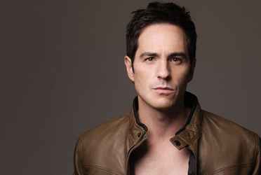 El actor mexicano pasó la página de su ex Aislinn Derbez. Tiene un nuevo amor y los fans no la aceptan. 