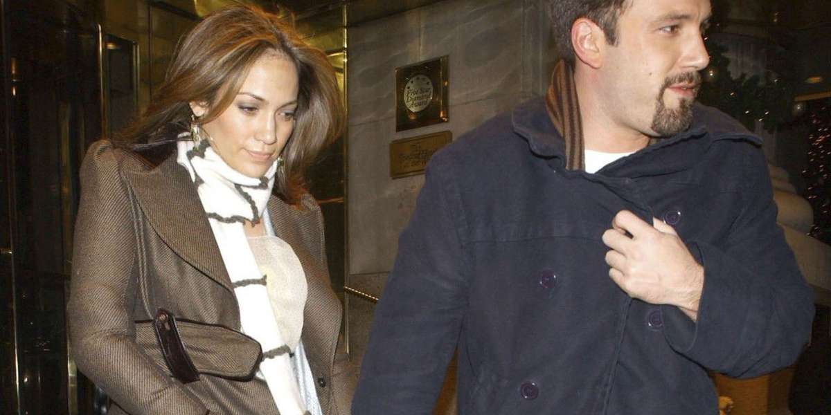 El actor y la hermosa cantante se comprometieron por segunda vez, después de casí dos decadas.