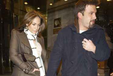El actor y la hermosa cantante se comprometieron por segunda vez, después de casí dos decadas.