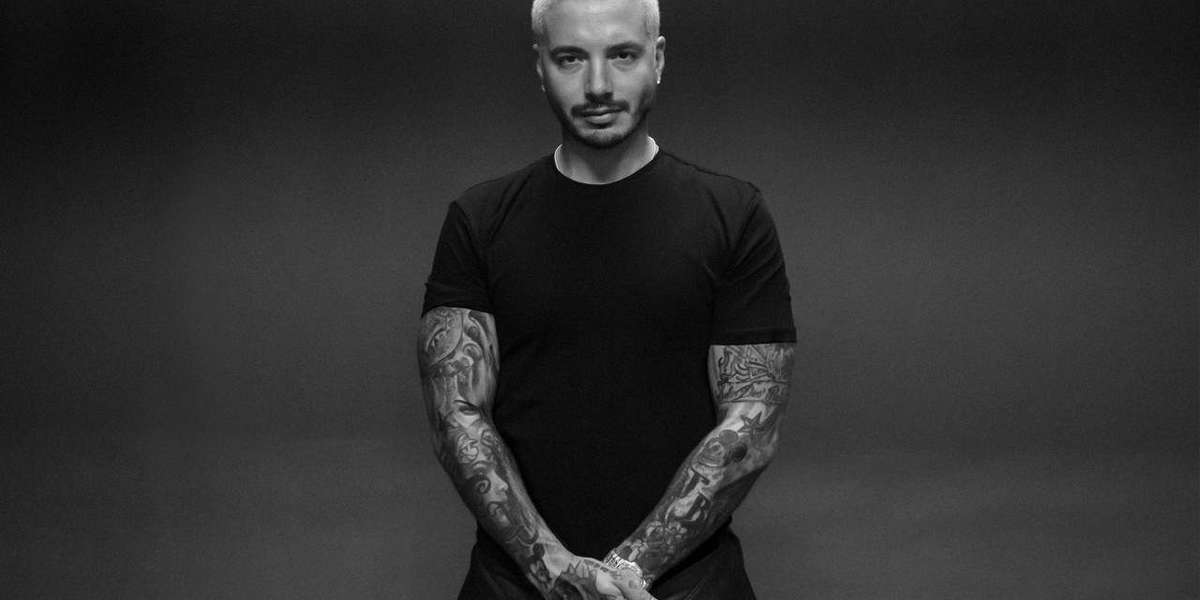 El cantante colombiano de 35 años es conocido por tener unos look extravagantes que casi le hace competencia a Maluma.