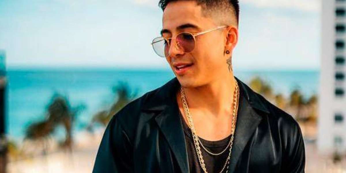 El cantante estaría pasando la tusa con una bella mujer