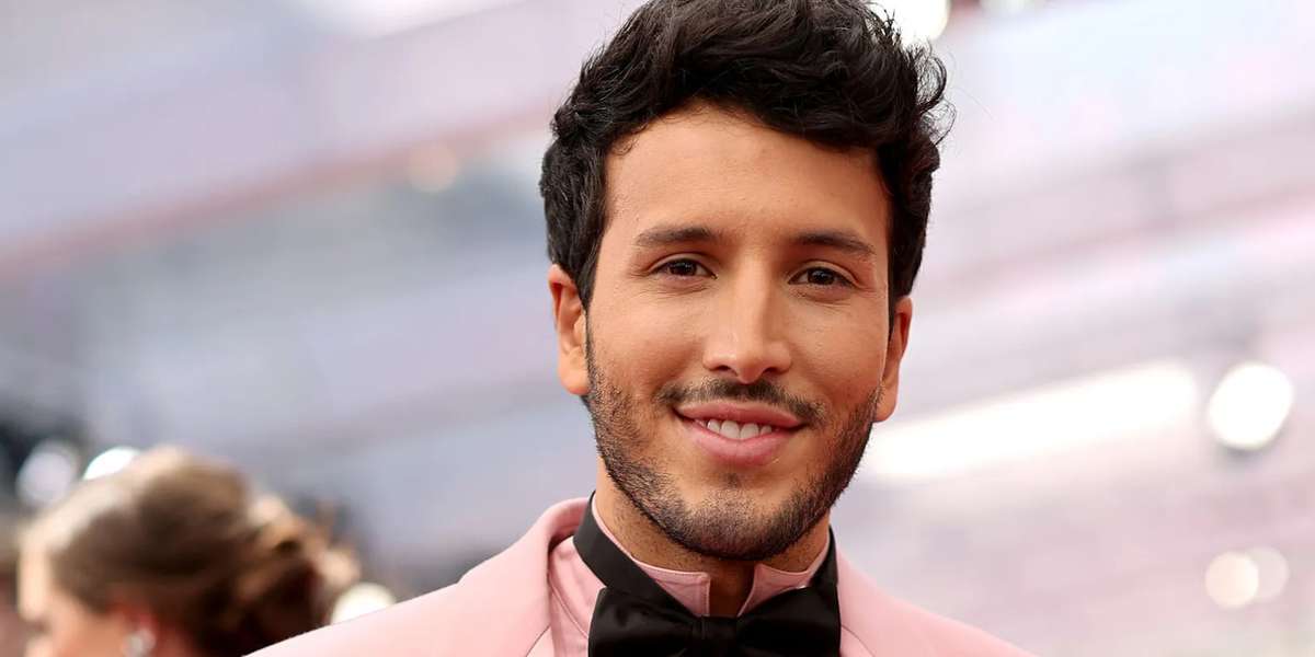 El cantante lució un espectacular traje bajo la firma Moschino de Jeremy Scott.
