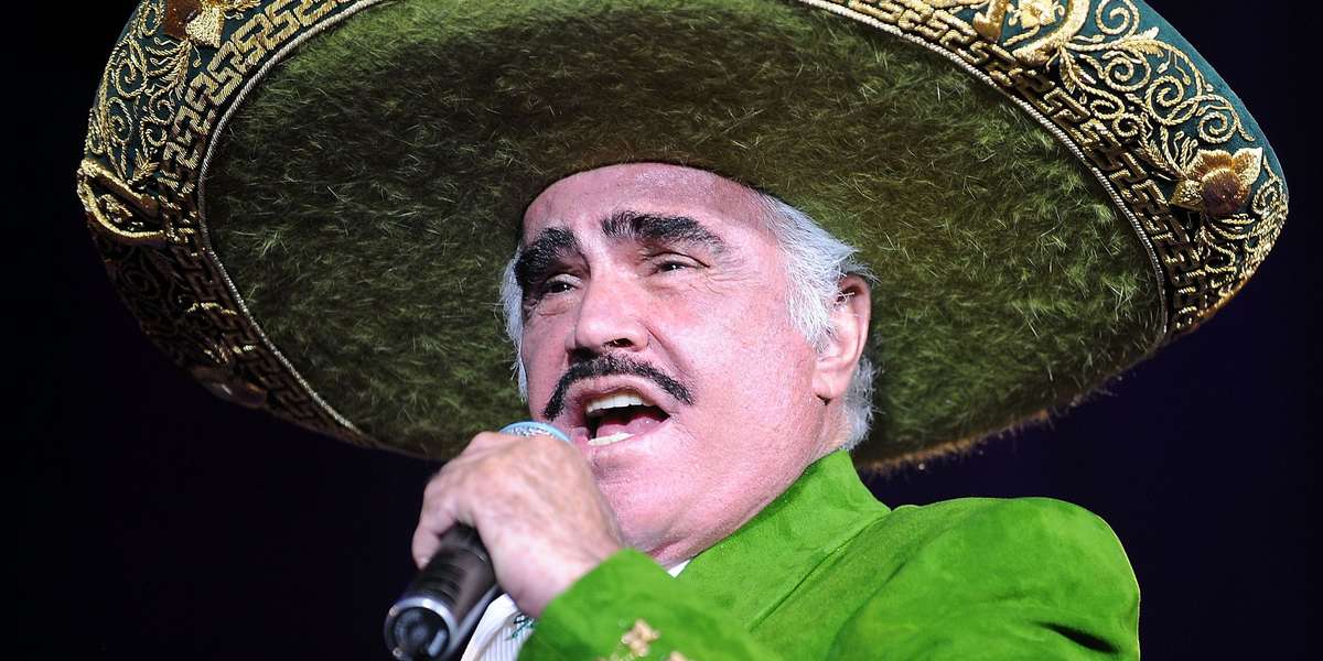El cantante mexicano sigue bajo cuidados médicos mientras se recupera de una caída que se originó en su rancho Los tres Potrillos.