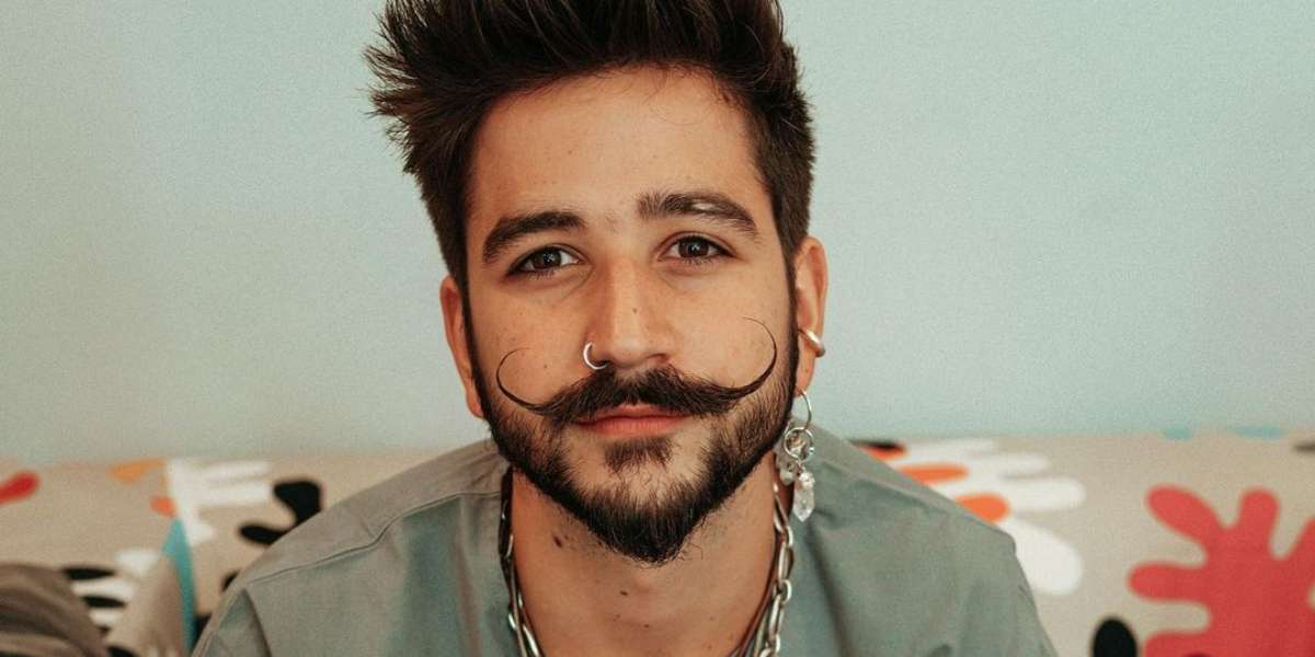 El cantante reveló el momento exacto en que nació su marca registrada. 
