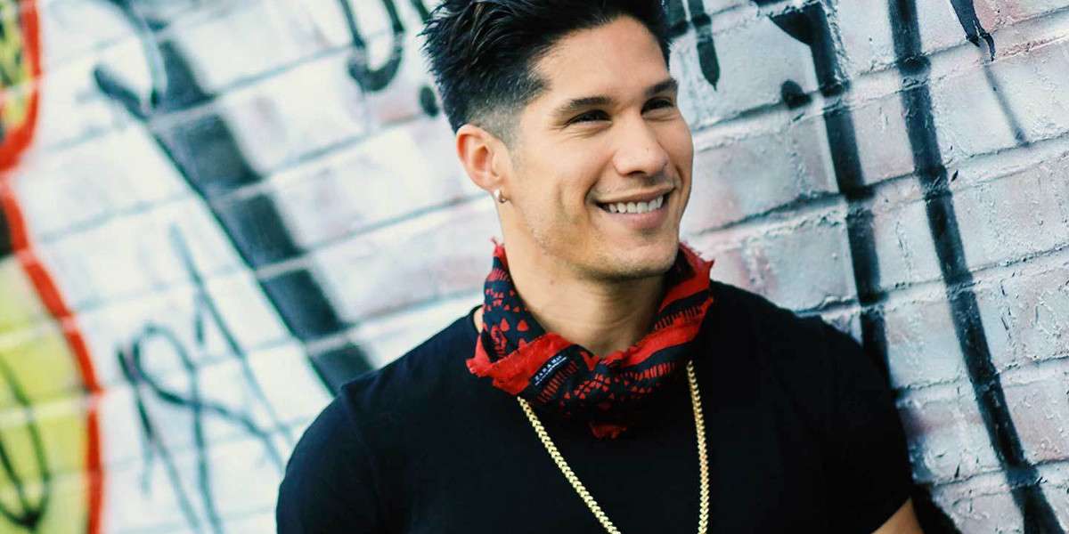 El cantante venezolano de 36 años no tuvo reparo en oficializar su amorío con una modelo venezolana que se roba las miradas.