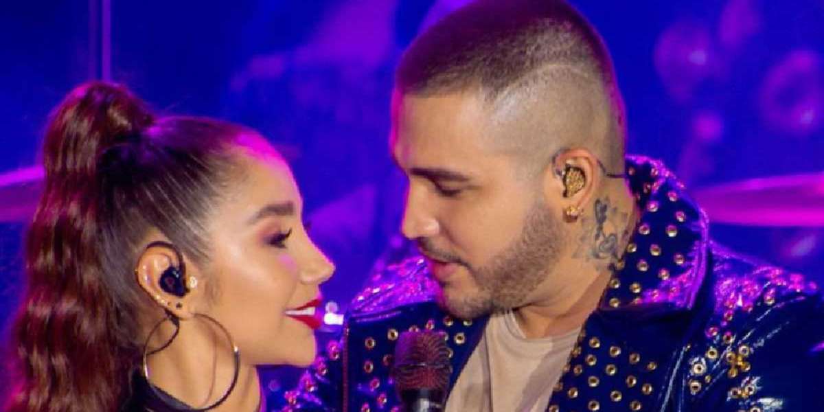 El compromiso del cantante y Paola Jara se anunció el año pasado duranre una cena romántica. 