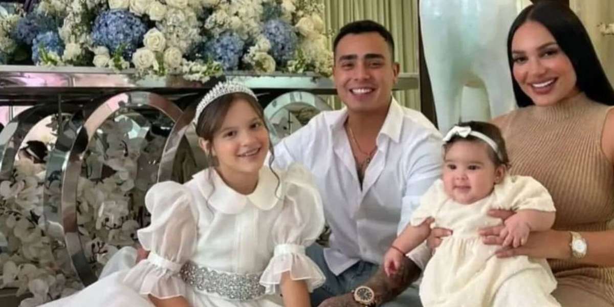 El creador de contenidos no escatima en gastos y le da lo mejor a sus hijastras