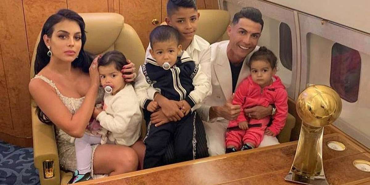 El futbolista anuncio por medio de sus redes sociales el fallecimiento de uno de sus hijos, al parecer el niño habría fallecido al nacer.