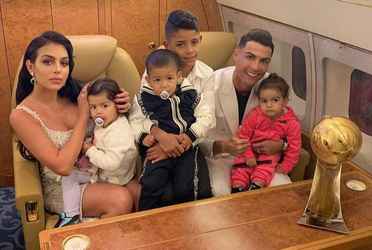El futbolista anuncio por medio de sus redes sociales el fallecimiento de uno de sus hijos, al parecer el niño habría fallecido al nacer.