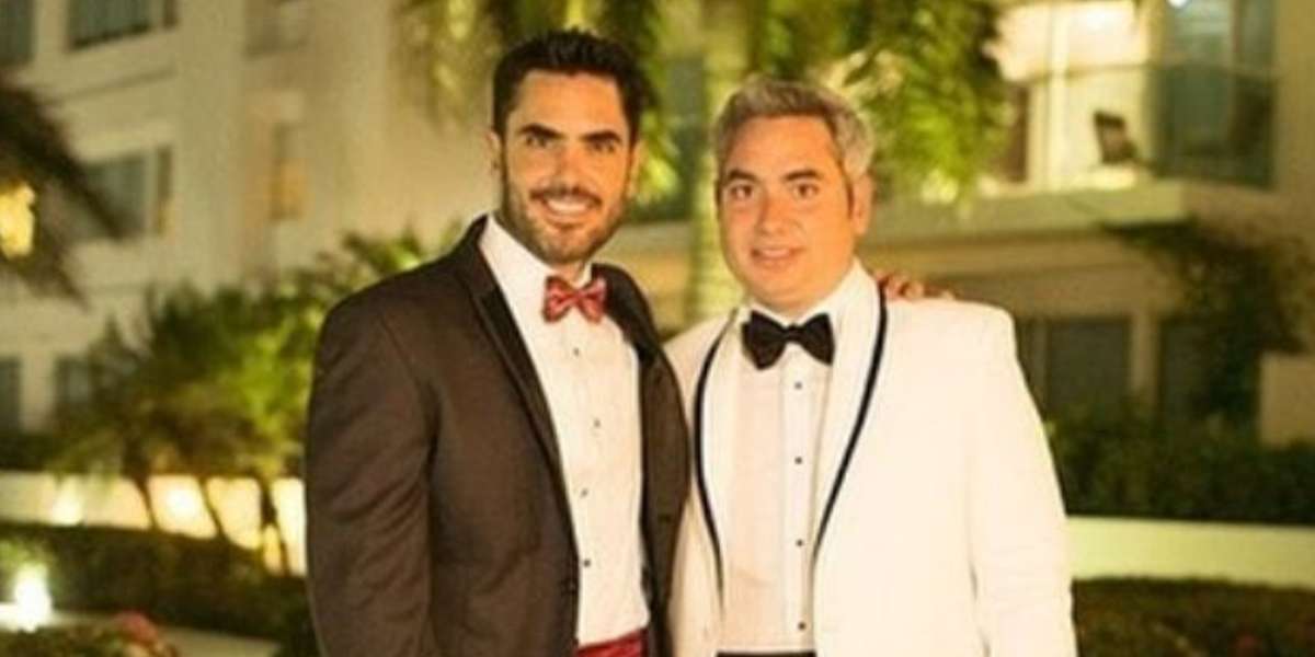El hermano del reconocido actor, se da la vida de un rico, según se deja ver en su redes sociales.
