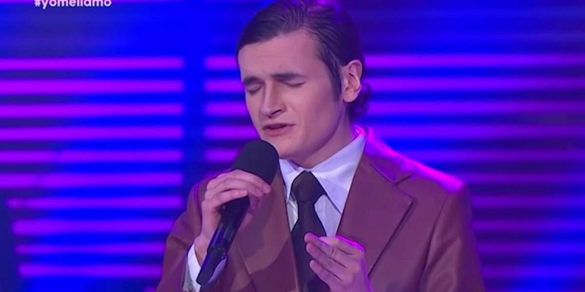 El imitador tiene una hermosa novia, que le roba el corazón desde hace muchos años.
