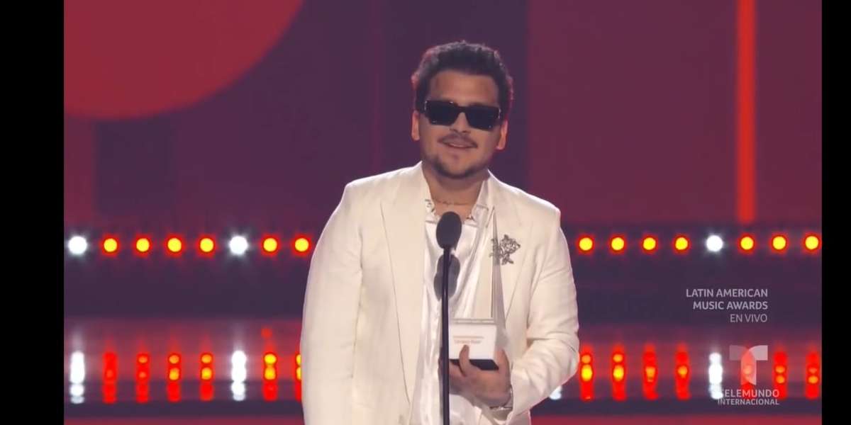 El interprete de  "Los besos que te di" fue homenajeado en la ceremonia de los Latin AMAs 2022
 