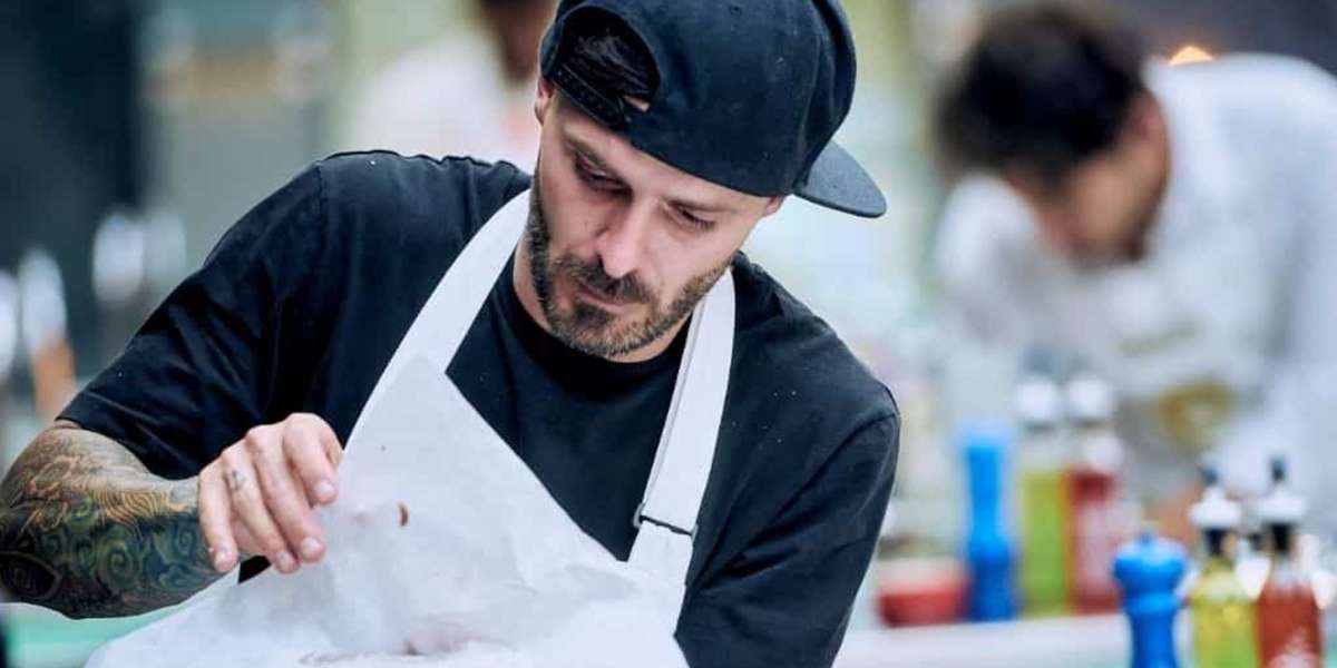 El motociclista que participa en el programa de cocina, no es de los que tiene mucha paciencia.