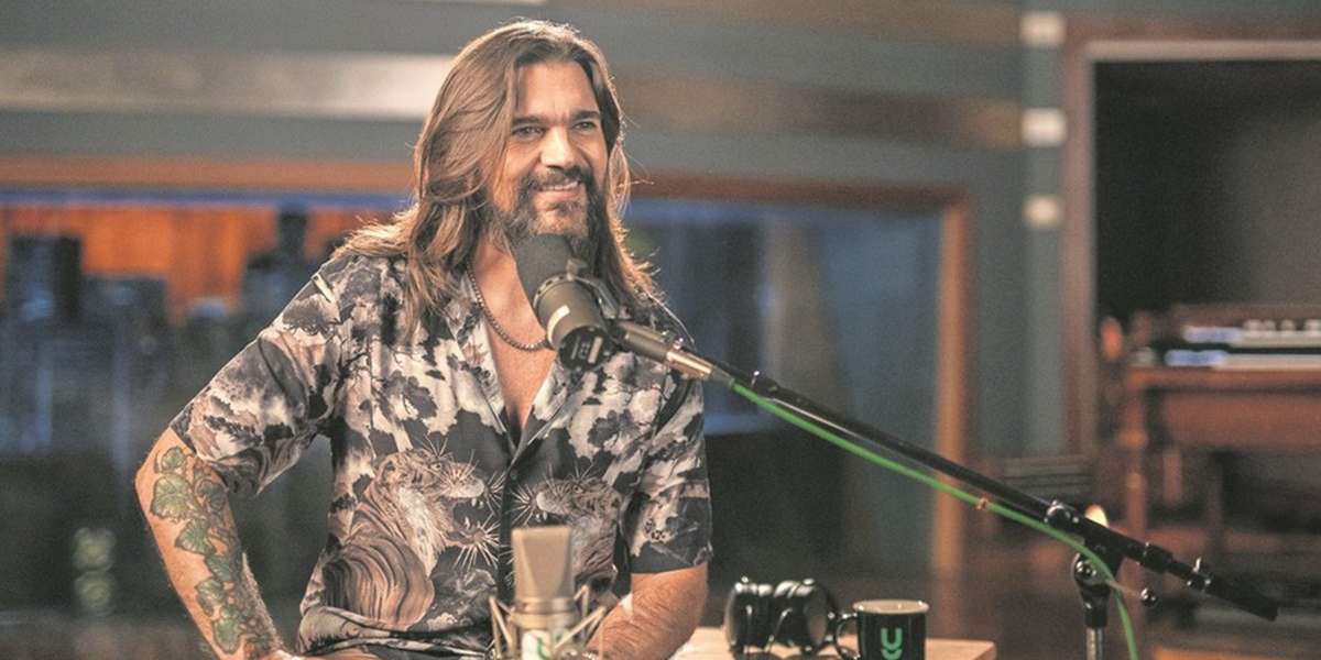 El multipremiado cantante no puede ocultar su orgullo.